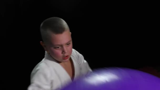 Athlète Karategi Avec Des Plaquettes Rouges Sur Les Mains Frappe — Video