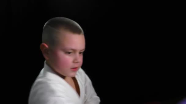 Atleta Karategi Con Almohadillas Azules Las Manos Golpea Pelota Con — Vídeo de stock