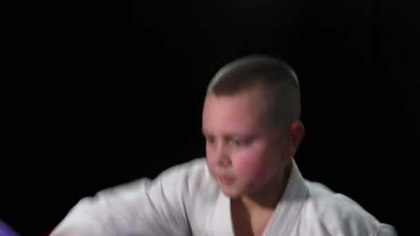 Sportovec Karategi Modrými Polštářky Rukou Zasáhne Míč Rukama — Stock video