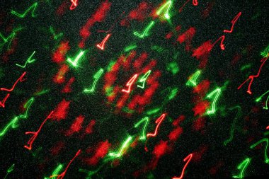 Arkaplanda yeşil ve kırmızı renkli figürler var.
