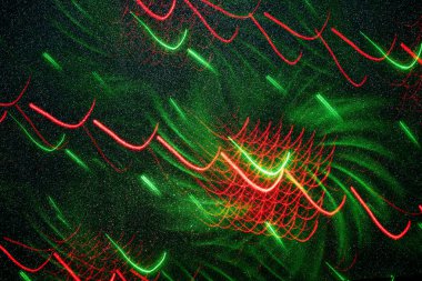 Arkaplanda, yeşil ve kırmızı renklerden oluşan alışılmadık şekiller var.