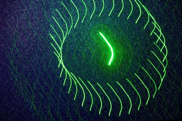 微粒子の濃い青の背景に 短い光緑の光線のパターン — ストック写真