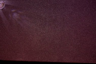 Koyu eflatun renginde arkaplanda, dağınık açık mor ışık huzmeleri