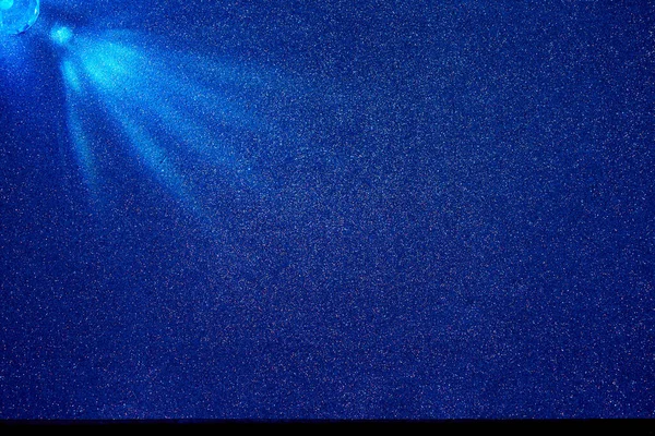 Modrém Svahu Pozadí Rozptýlené Tyrkysové Paprsky Světla — Stock fotografie