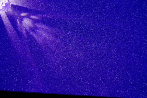 Auf Blauem Gradienten Hintergrund Gestreute Hellviolette Lichtstrahlen — Stockfoto
