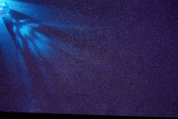 Auf Dunkelviolettem Gradienten Hintergrund Vereinzelte Hellblaue Lichtstrahlen — Stockfoto