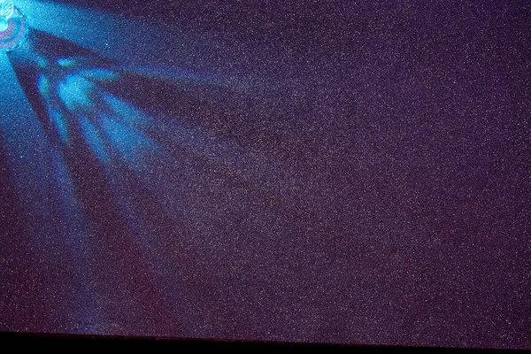 Koyu Mor Bir Arkaplanda Dağınık Açık Mavi Işık Huzmeleri — Stok fotoğraf