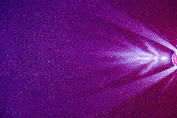 紫色のグラデーション状の微細粒状の背景に 光の薄い紫色の散乱ビーム — ストック写真