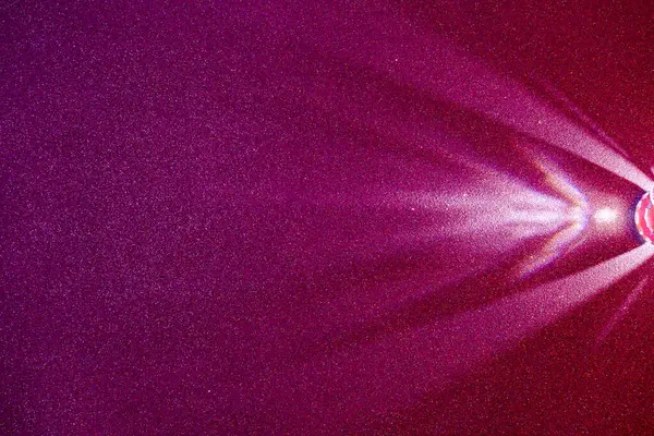 ライラック勾配構造の微細な背景では 光のピンク拡散ビーム — ストック写真
