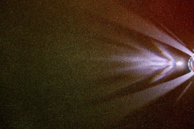 Koyu bir leylak ve gri gradyan ince taneli arka planda, ışık huzmesi yayılmış.