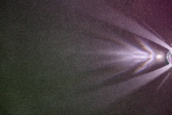 Tmavém Šeříku Šedém Strukturním Jemnozrnném Pozadí Světle Purpurový Paprsek Světla — Stock fotografie