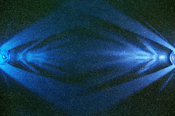 濃い緑色のグラデーションの背景に ライトブルーの散乱光 — ストック写真