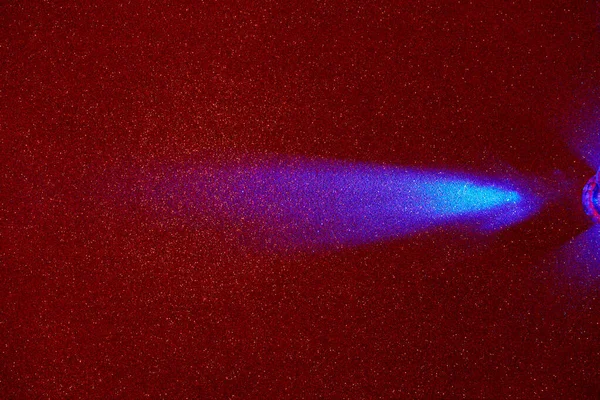 赤い構造の微粒な背景に 光の青いビーム — ストック写真