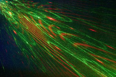 Koyu mavi bir arka planda, yeşil ve kırmızı desenli ışınlar