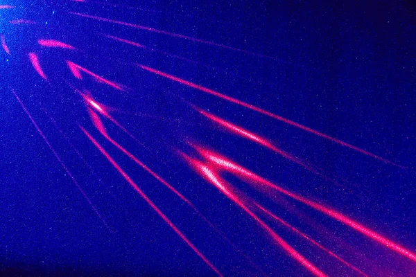 青のグラデーションの背景に 赤の模様と断続的な光の光線 — ストック写真