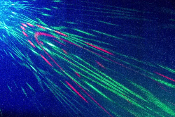 青のグラデーションの背景に 緑と赤のパターンと断続的な光の光線 — ストック写真