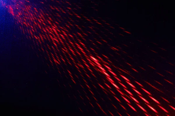 Auf Dunkelblauem Gradienten Hintergrund Intermittierende Rote Direkte Lichtstrahlen — Stockfoto