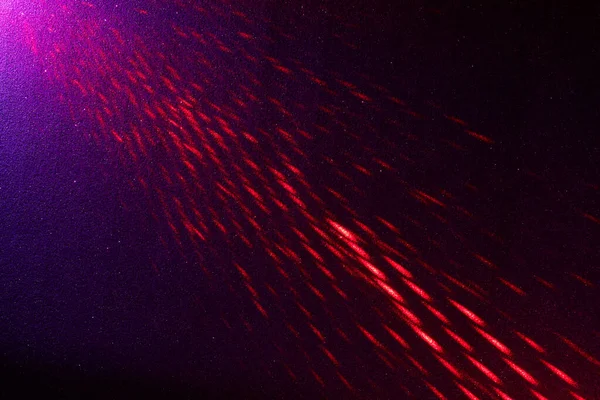 Koyu Mavi Pembe Eğimli Arka Planda Aralıklı Kırmızı Işık Işınları — Stok fotoğraf