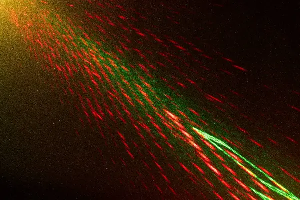 茶色のグラデーションの背景に 緑の幅と光の赤の断続的な光線 — ストック写真