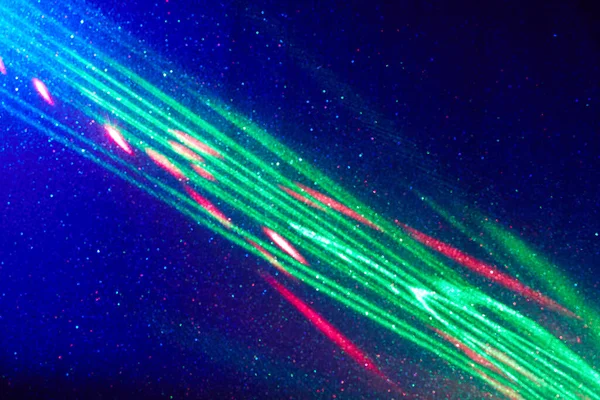 Auf Blauem Gradienten Hintergrund Grüne Schmale Und Rote Intermittierende Lichtstrahlen — Stockfoto