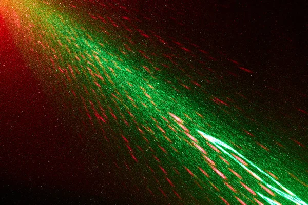 濃い赤のグラデーションの背景に 緑の幅と赤の断続的な光の光線 — ストック写真
