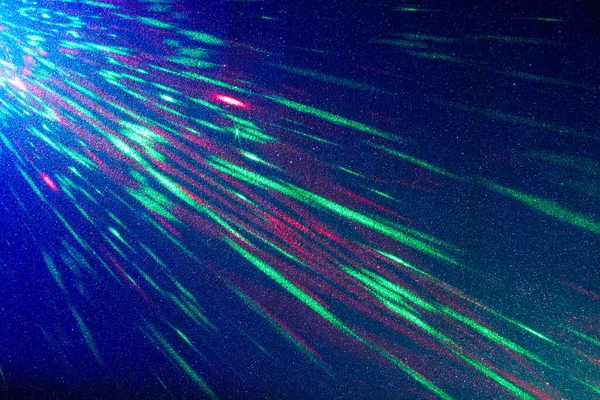 青のグラデーションの背景に 緑と赤の断続的な光の光線 — ストック写真