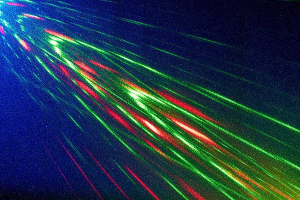 濃い青のグラデーションの背景に 緑と赤の光の光線 — ストック写真