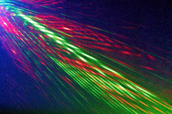 濃い青のグラデーションの背景に 緑と赤の光の光線 — ストック写真
