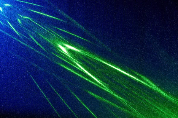 濃い青のグラデーションの背景に 緑の光の光線 — ストック写真