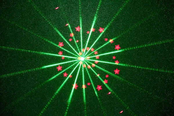 濃い緑色のグラデーションの背景に 薄い緑色の光線とピンクの図面 — ストック写真