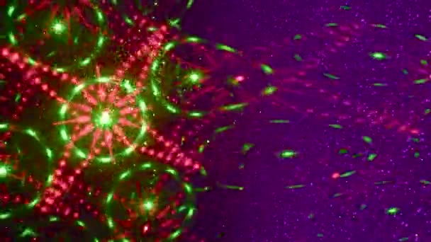 ライラックの微粒なグラデーションの背景に 緑とピンクの多色の数字と光線を移動させます — ストック動画