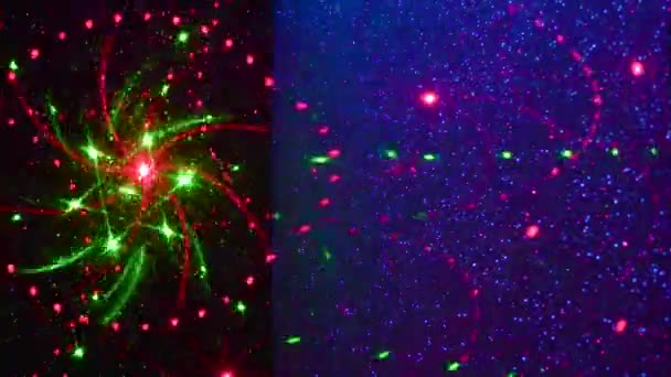 ライラックと黒の微粒子のグラデーションの背景で 多色の数字と光の光線を移動します — ストック動画