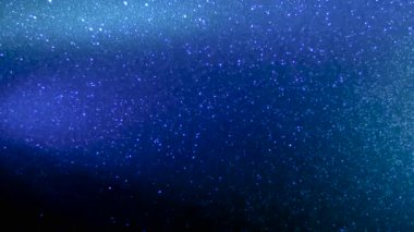 Yatay ışık değiştiren ince taneli arka planda, çok renkli ışık huzmeleri