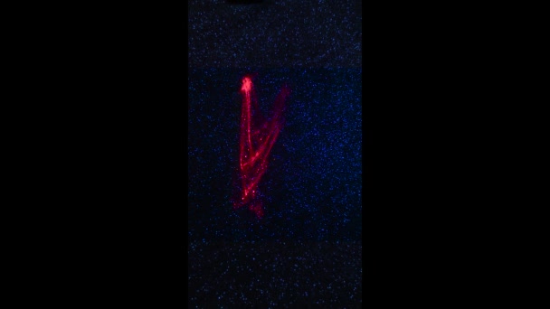 Laserowa Wiązka Światła Porusza Się Pionowym Zmieniającym Kolor Drobnoziarnistym Tle — Wideo stockowe