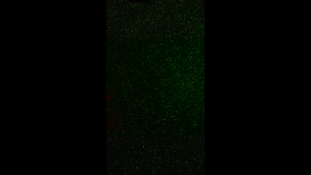 垂直方向の光の変化を背景に 光のレーザービーム — ストック動画