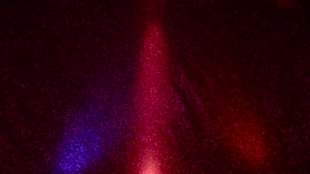 Auf Einem Farbwechselnden Blinkenden Feinkörnigen Hintergrund Blitzen Mehrfarbige Lichtstrahlen — Stockvideo