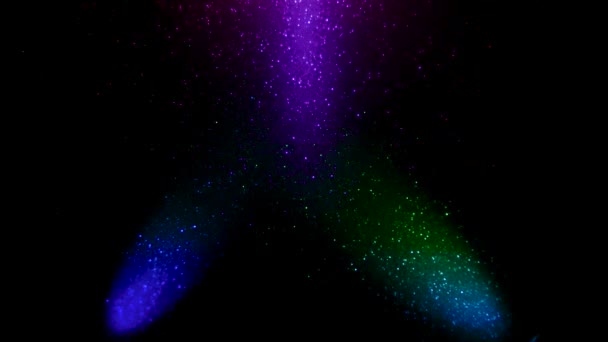 Чорному Тонкозернистому Фоні Блимають Промені Червоного Фіолетового Зеленого Синього Світла — стокове відео