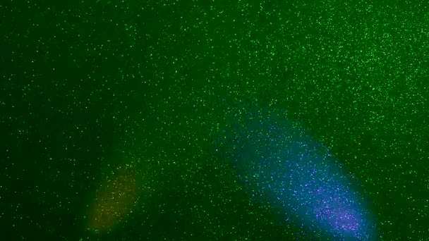 Многоцветном Мерцающем Мелкозернистом Фоне Разноцветные Лучи Света — стоковое видео