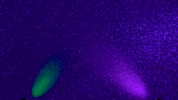 Черном Мелкозернистом Фоне Мигающие Лучи Красного Фиолетового Зеленого Синего Света — стоковое видео