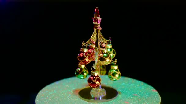 Piccolo Albero Natale Con Luci Lampeggianti Ruota Uno Sfondo Nero — Video Stock