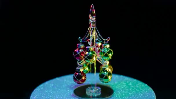 Petit Sapin Noël Avec Des Reflets Lumineux Clignotants Tourne Sur — Video