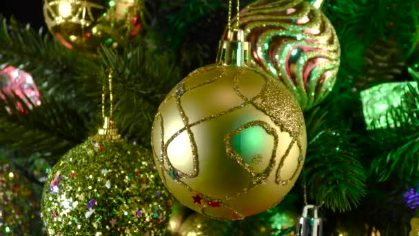 Palla Natale Ruota Sullo Sfondo Rami Albero Natale Decorati — Video Stock
