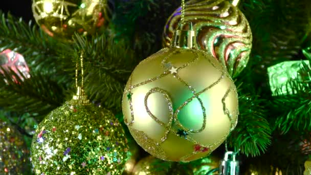 Boule Noël Tourne Sur Fond Branches Arbre Noël Décorées — Video