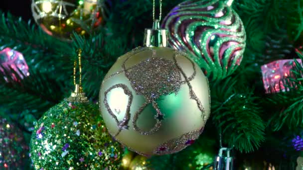 Bola Natal Berputar Latar Belakang Dihiasi Cabang Pohon Natal — Stok Video