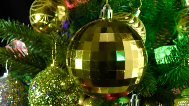 Χριστουγεννιάτικη Μπάλα Περιστρέφεται Στο Φόντο Των Διακοσμημένων Κλαδιά Χριστουγεννιάτικο Δέντρο — Αρχείο Βίντεο
