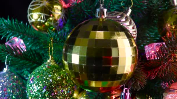 Bola Natal Berputar Latar Belakang Dihiasi Cabang Pohon Natal — Stok Video