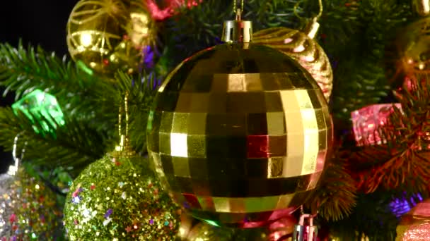 Vánoční Míč Rotuje Pozadí Zdobených Větví Vánočních Stromků — Stock video