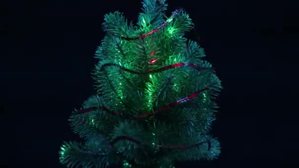 Zelený Zdobený Vánoční Stromek Blikajícími Světly Otáčí Černém Pozadí — Stock video
