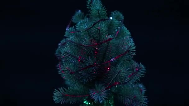 Árbol Navidad Verde Decorado Con Luces Intermitentes Gira Sobre Fondo — Vídeo de stock