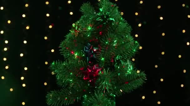 Zelený Zdobený Vánoční Stromek Letící Animací Světla Rotuje Černém Pozadí — Stock video